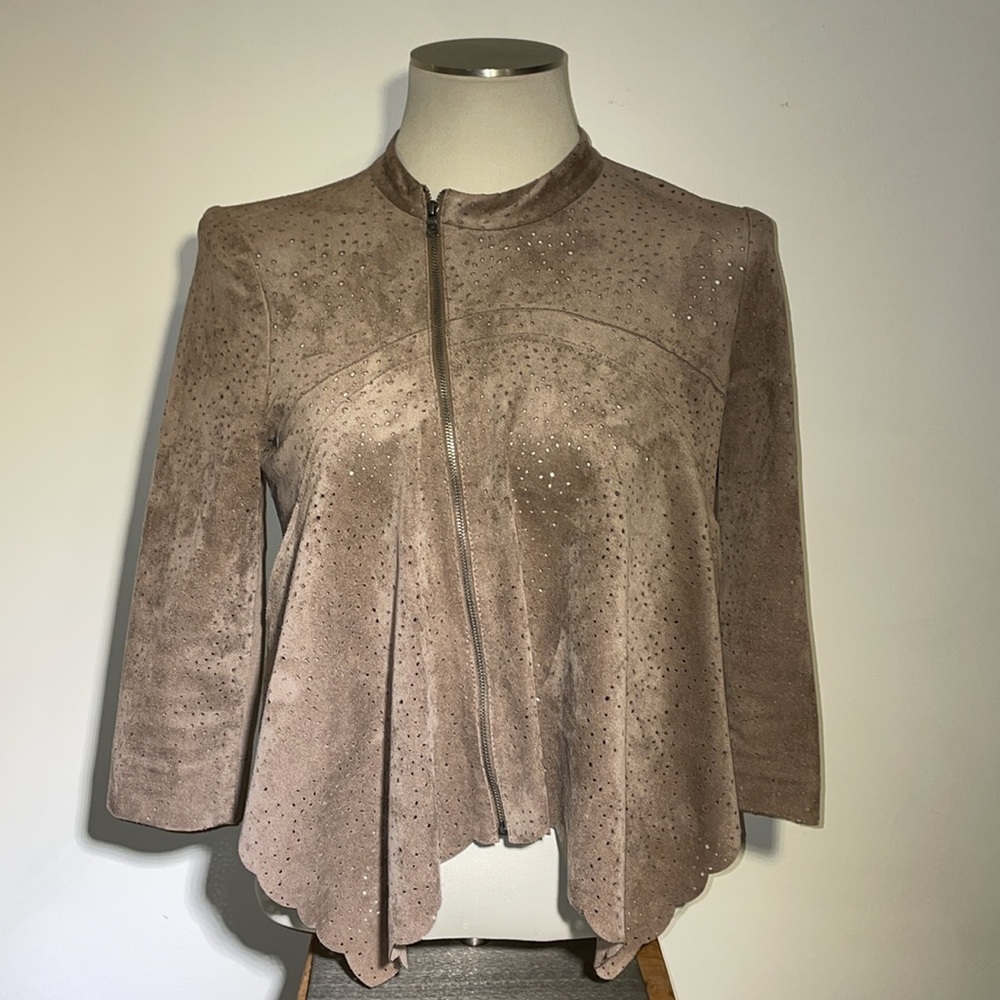 BCBGMaxazria Mocha Faux Suede Cropped Jacket. ‎ Small. BRI.  3/4 Sleeve